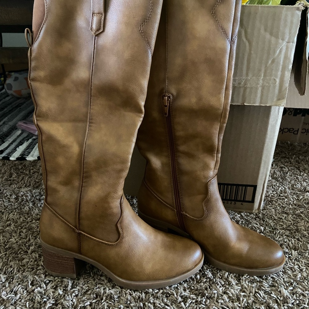 BareTraps Tan Heeled Boots